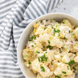 Kartoffelsalat mit Eiern, Sellerie und knackigen Gewürzgurken