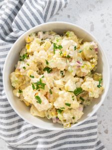 Kartoffelsalat mit Eiern, Sellerie und Gewürzgurken