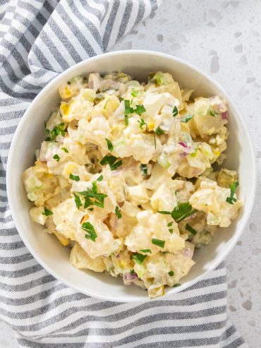 Kartoffelsalat mit Eiern, Sellerie und knackigen Gewürzgurken