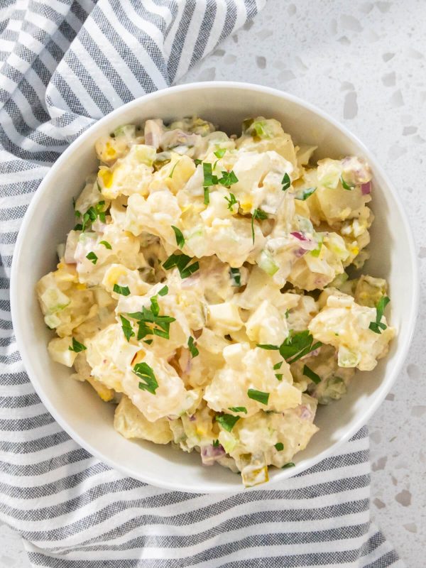 Kartoffelsalat mit Eiern, Sellerie und knackigen Gewürzgurken
