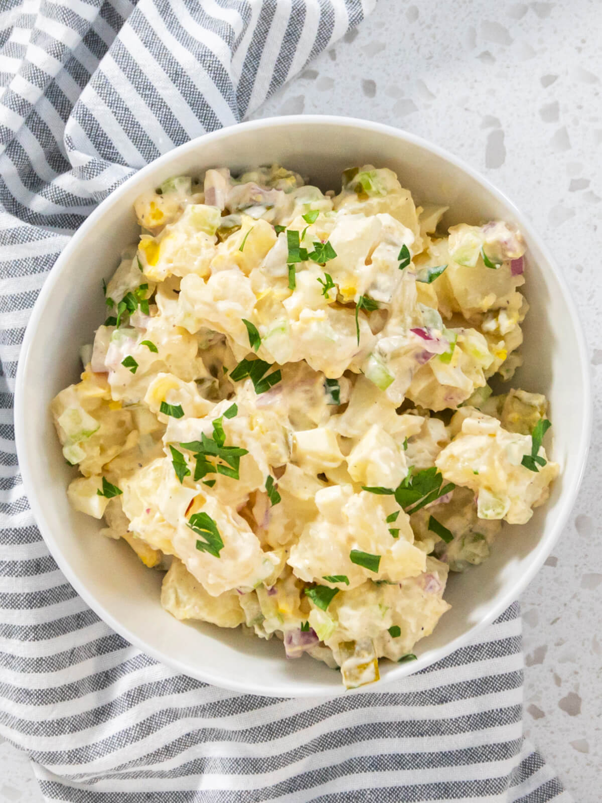 Kartoffelsalat mit Eiern, Sellerie und knackigen Gewürzgurken