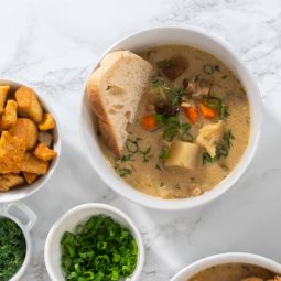 Kartoffelsuppe mit Waldpilzen