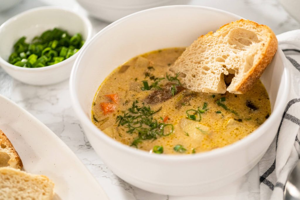 Kartoffelsuppe mit Waldpilzen