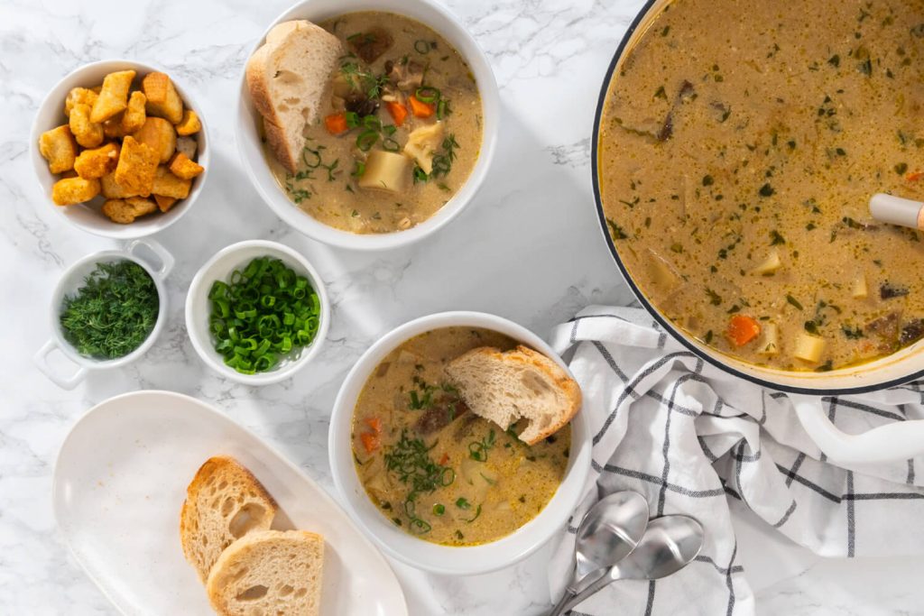 Kartoffelsuppe mit Waldpilzen