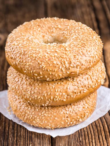Knusprige hausgemachte Bagels mit Sesam