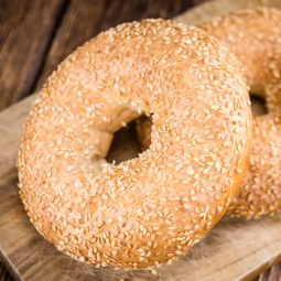Knusprige hausgemachte Bagels (türkischer Simit mit Sesam)