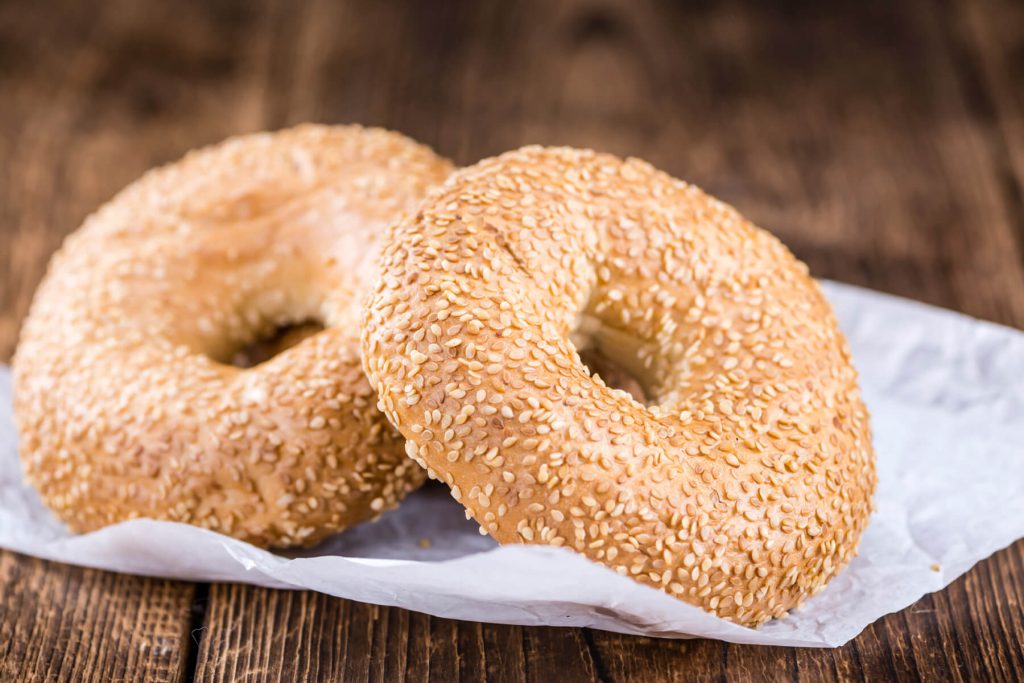 Knusprige hausgemachte Bagels (türkischer Simit mit Sesam)