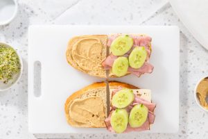 Leichtes Sandwich mit Kochschinken, Käse und Sprossen