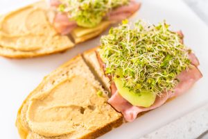 Leichtes Sandwich mit Kochschinken, Käse und Sprossen
