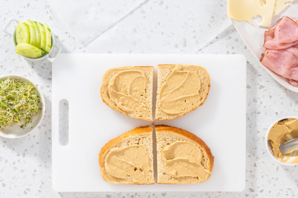 Leichtes Sandwich mit Kochschinken, Käse und Sprossen