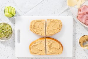 Leichtes Sandwich mit Kochschinken, Käse und Sprossen