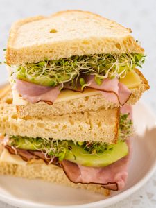 Leichtes Sandwich mit Kochschinken, Käse und Sprossen