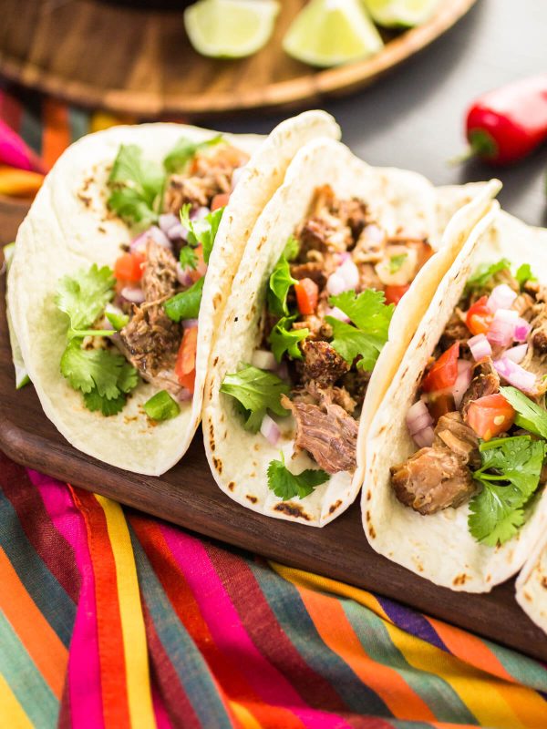Pulled Pork Tacos mit Pico de Gallo (Carnitas auf Weizentortilla)