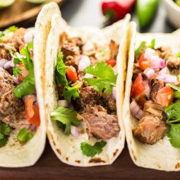 Pulled Pork Tacos mit Pico de Gallo (Carnitas auf Weizentortilla)