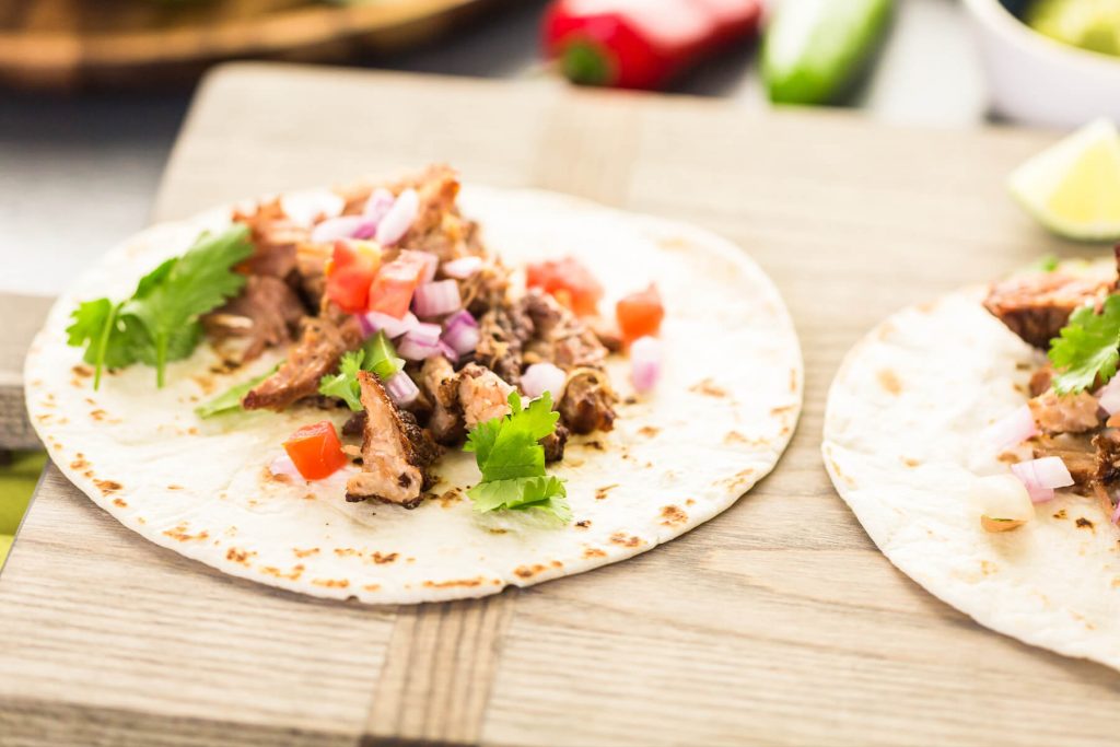 Pulled Pork Tacos mit Pico de Gallo (Carnitas auf Weizentortilla)