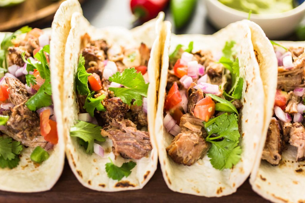 Pulled Pork Tacos mit Pico de Gallo (Carnitas auf Weizentortilla)