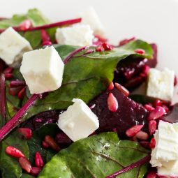 Rote-Bete-Salat mit Feta und gerösteten Sonnenblumenkernen