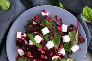 Rote-Bete-Salat mit Feta und gerösteten Sonnenblumenkernen