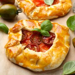 Rustikale Galettes mit Frischkäse und Tomaten