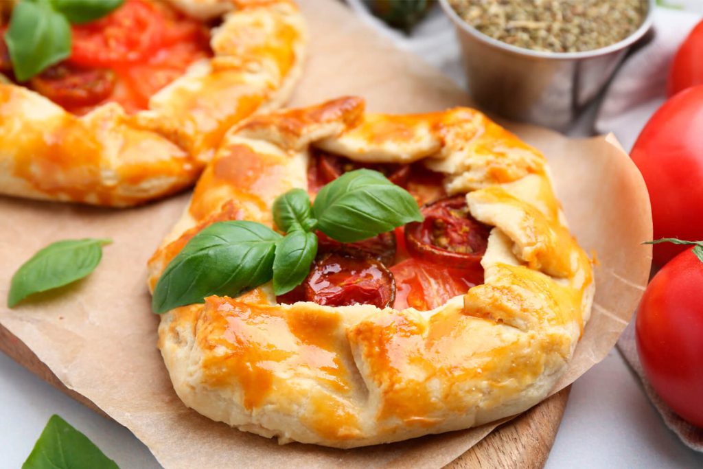 Rustikale Galettes mit Frischkäse und Tomaten