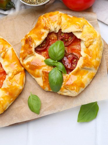 Rustikale Galettes mit Frischkäse und Tomaten