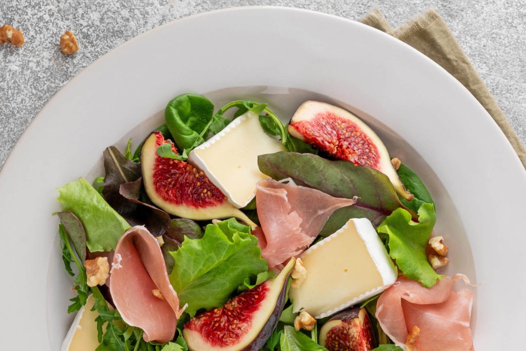 Schneller Feigensalat mit Brie, luftgetrocknetem Schinken und Nüssen