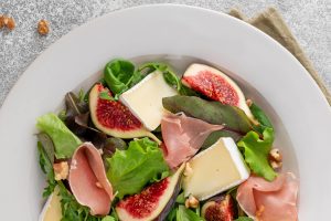 Schneller Feigensalat mit Brie, luftgetrocknetem Schinken und Nüssen