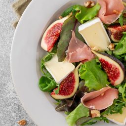 Schneller Feigensalat mit Brie, luftgetrocknetem Schinken und Nüssen