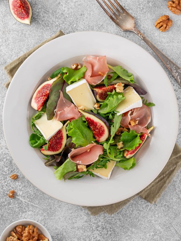 Schneller Feigensalat mit Brie, luftgetrocknetem Schinken und Nüssen