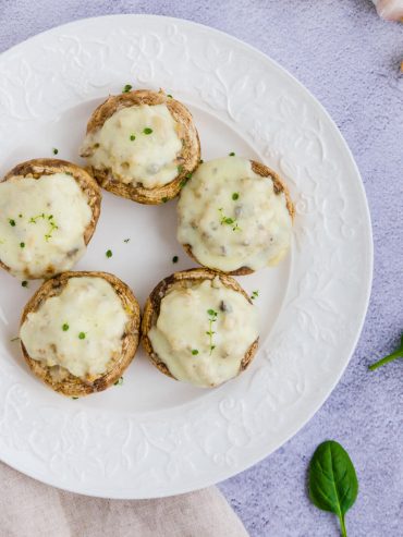 Überbackene gefüllte Champignons mit Tomaten und Käse