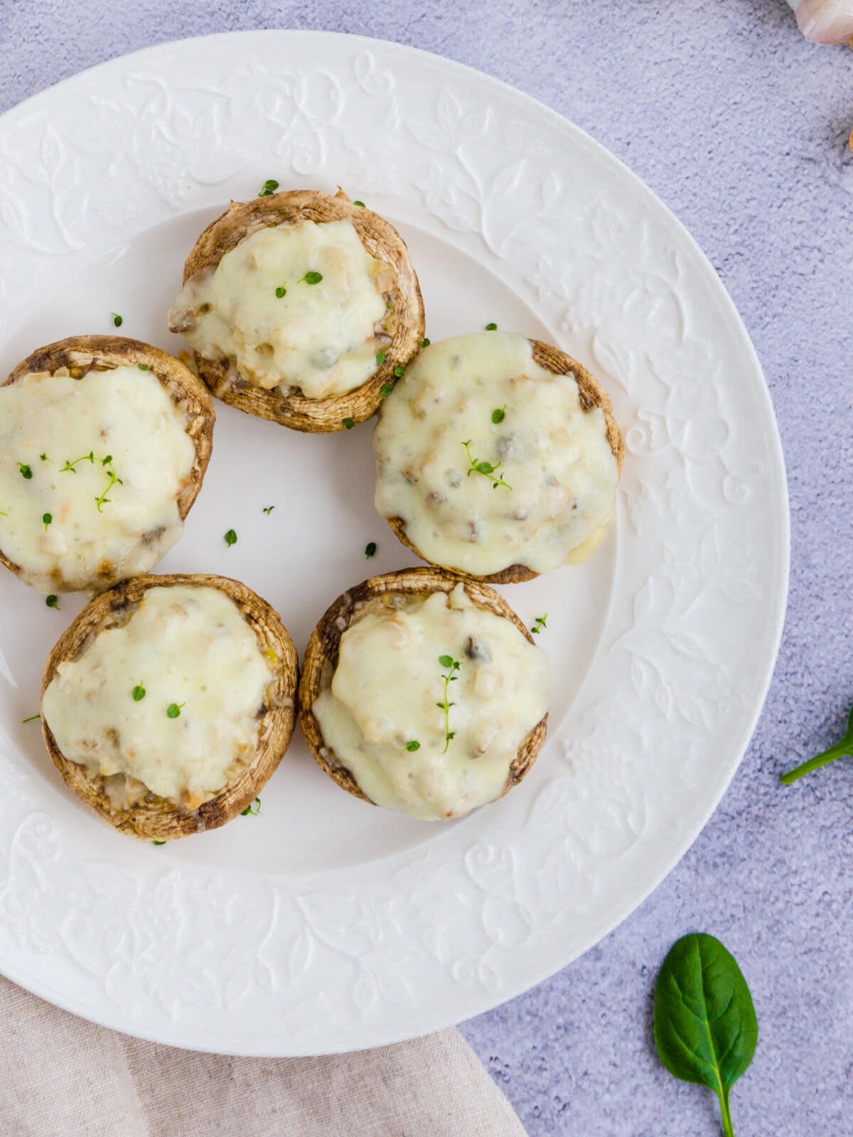 Überbackene gefüllte Champignons mit Tomaten und Käse