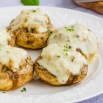 Überbackene gefüllte Champignons mit Tomaten und Käse