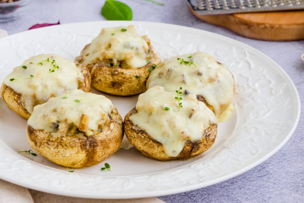 Überbackene gefüllte Champignons mit Tomaten und Käse