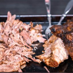 Zart geschmortes Pulled Pork aus dem Ofen (Slow Roasted Pulled Pork)