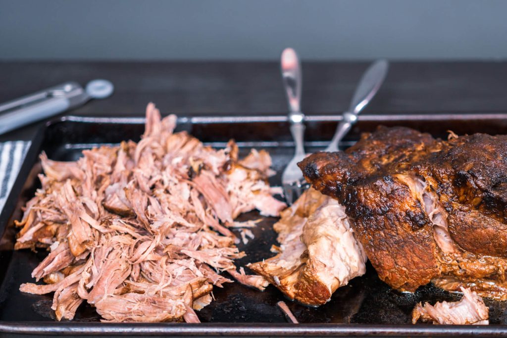 Zart geschmortes Pulled Pork aus dem Ofen (Slow Roasted Pulled Pork)
