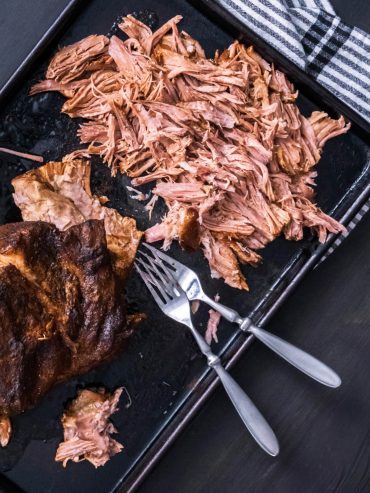 Zart geschmortes Pulled Pork aus dem Ofen (Slow Roasted Pulled Pork)