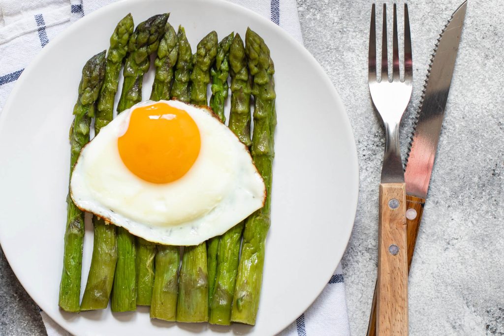 Asparagi alla Milanese - Spargel nach Mailänder Art