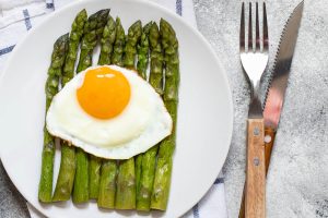 Asparagi alla Milanese - Spargel nach Mailänder Art