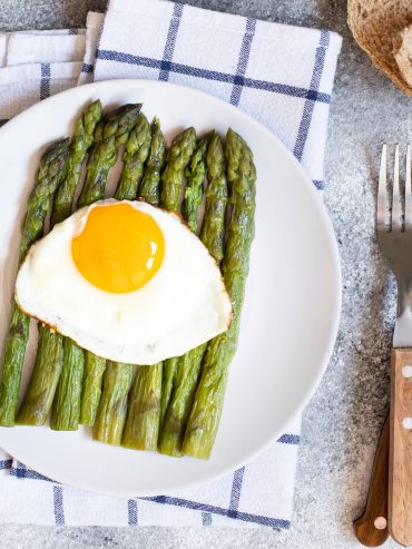 Asparagi alla Milanese - Spargel nach Mailänder Art
