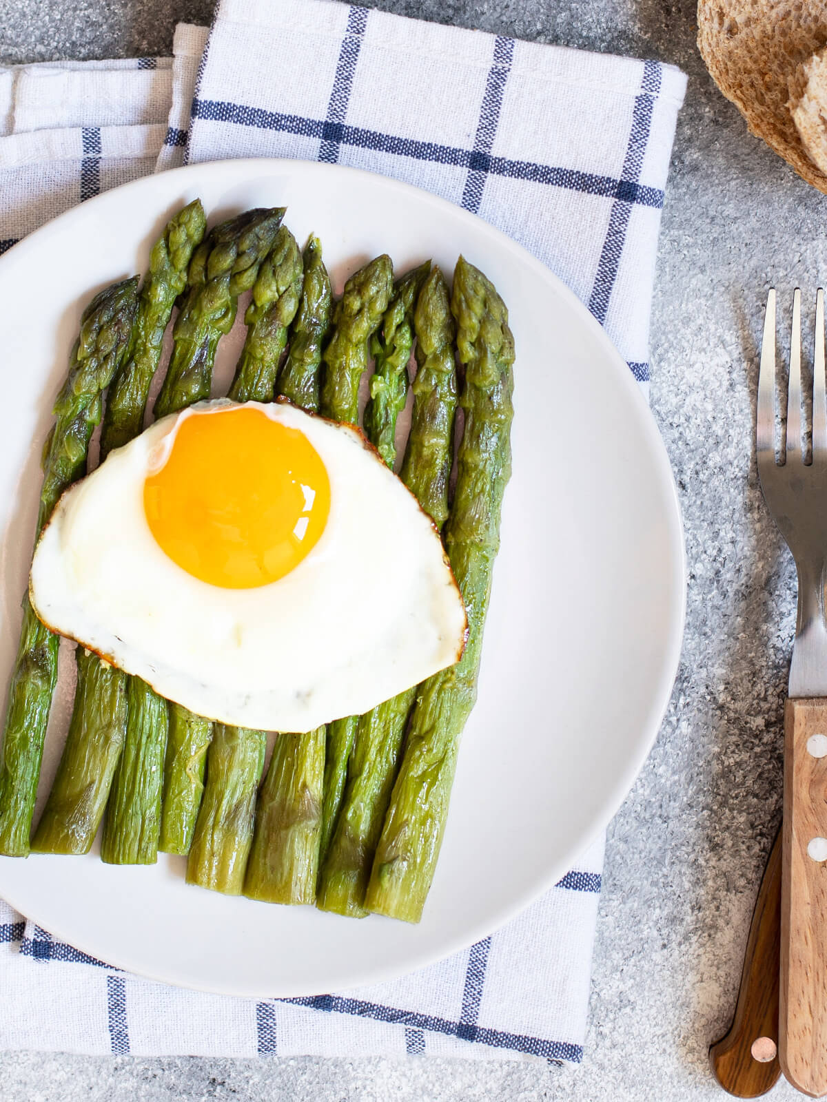 Asparagi alla Milanese - Spargel nach Mailänder Art