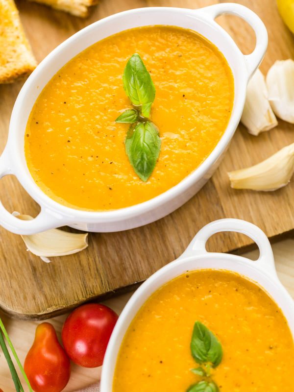 Cremige Tomatensuppe aus gelben Heirloom-Tomaten