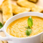 Cremige Tomatensuppe aus gelben Heirloom-Tomaten