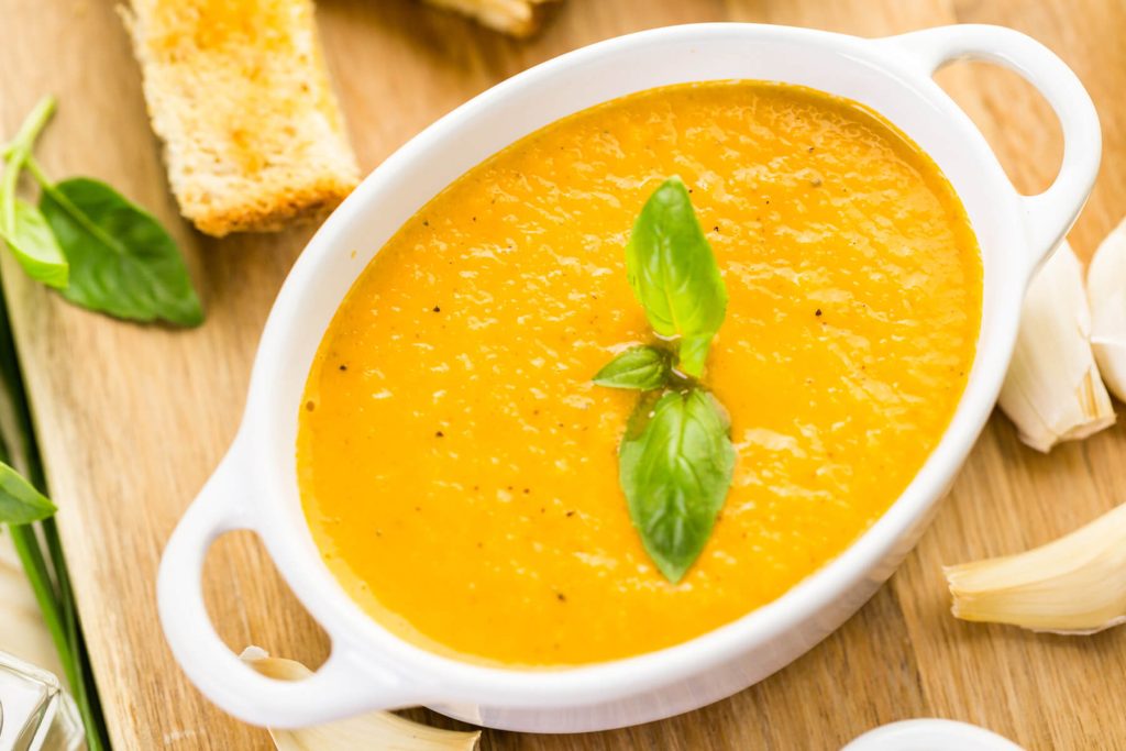 Cremige Tomatensuppe aus gelben Heirloom-Tomaten