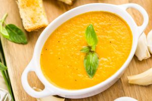 Cremige Tomatensuppe aus gelben Heirloom-Tomaten