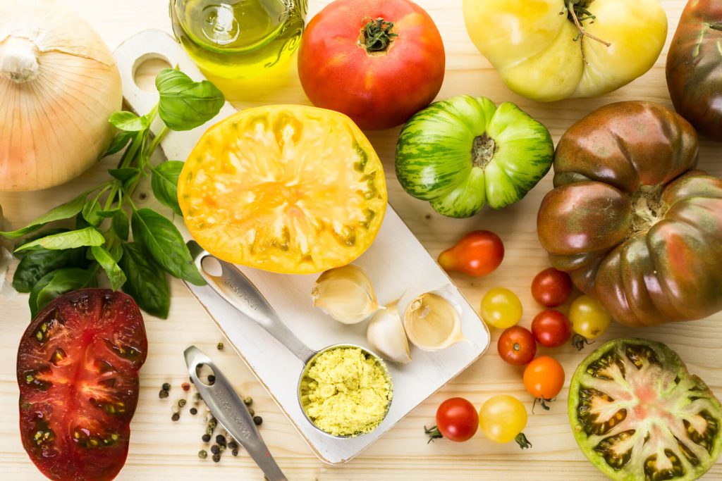 Zutaten für die Cremesuppe aus gelben Heirloom-Tomaten