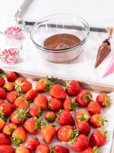 Erdbeeren in Schokolade selber machen: Das schnelle Rezept mit Tipps für perfekte Schoko-Erdbeeren