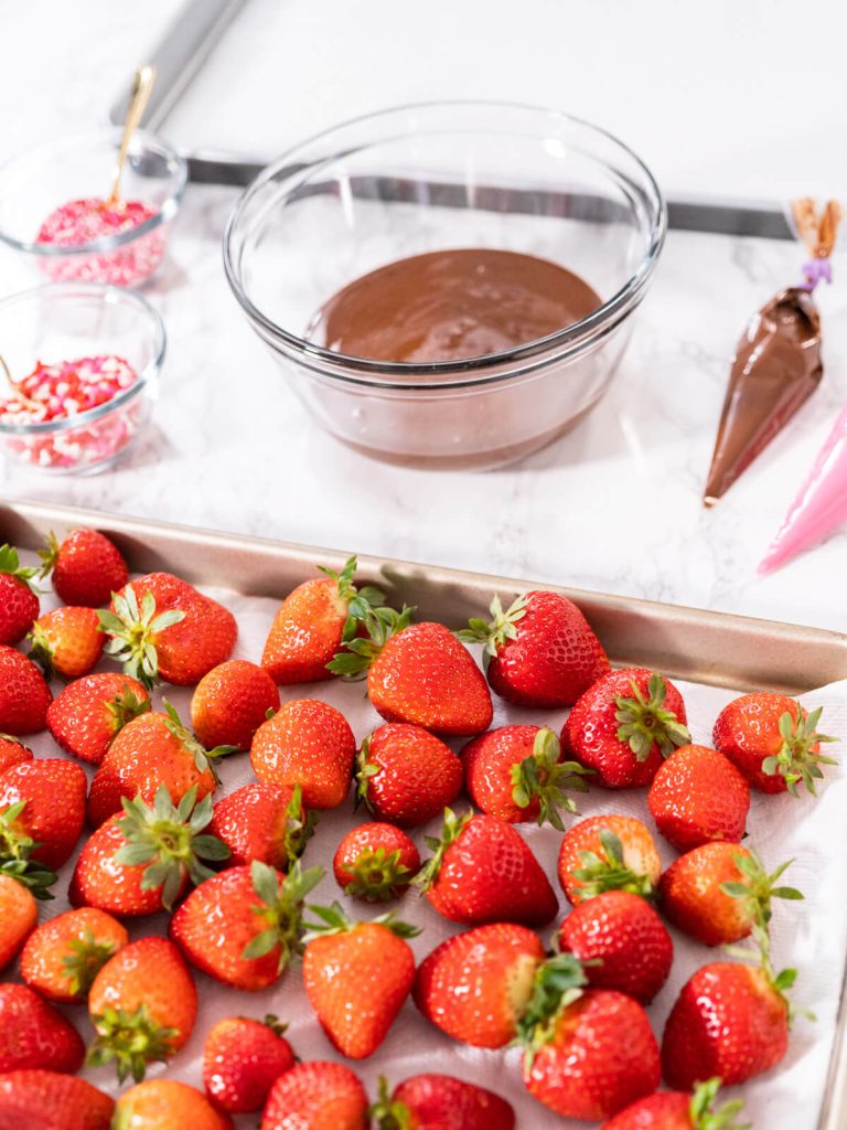 Erdbeeren in Schokolade selber machen: Das schnelle Rezept mit Tipps für perfekte Schoko-Erdbeeren