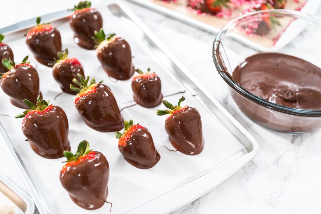 Erdbeeren in Schokolade selber machen: Das schnelle Rezept mit Tipps für perfekte Schoko-Erdbeeren