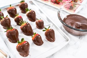 Erdbeeren in Schokolade selber machen: Das schnelle Rezept mit Tipps für perfekte Schoko-Erdbeeren