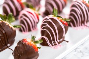 Erdbeeren in Schokolade selber machen: Das schnelle Rezept mit Tipps für perfekte Schoko-Erdbeeren